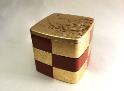 กล่องใส่อาหารสามชั้น ลวดลายตารางหมากรุก (สีแดง) ฝากล่องตกแต่งด้วยแผ่นทองคำ ลวดลายนกคู่กับกิ่งดอกบ๊วย