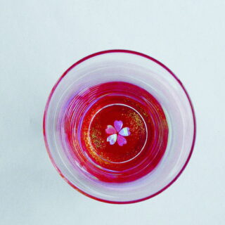 แก้วสาเกลวดลายคริสตัล สีแดง ก้นแก้วตกแต่งด้วยหอยเป๋าฮื้อ
